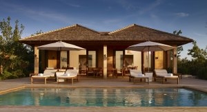 grosser privater pool vor der villa vom luxuriösen designer hotel und resort como parrot cay auf den turks- und caicoinseln in der karibik mit kristall klaren hell grünen wasser